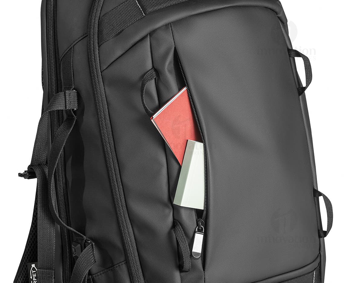 Mochila preta para notebook, com alças ajustáveis e bolso frontal com zíper.