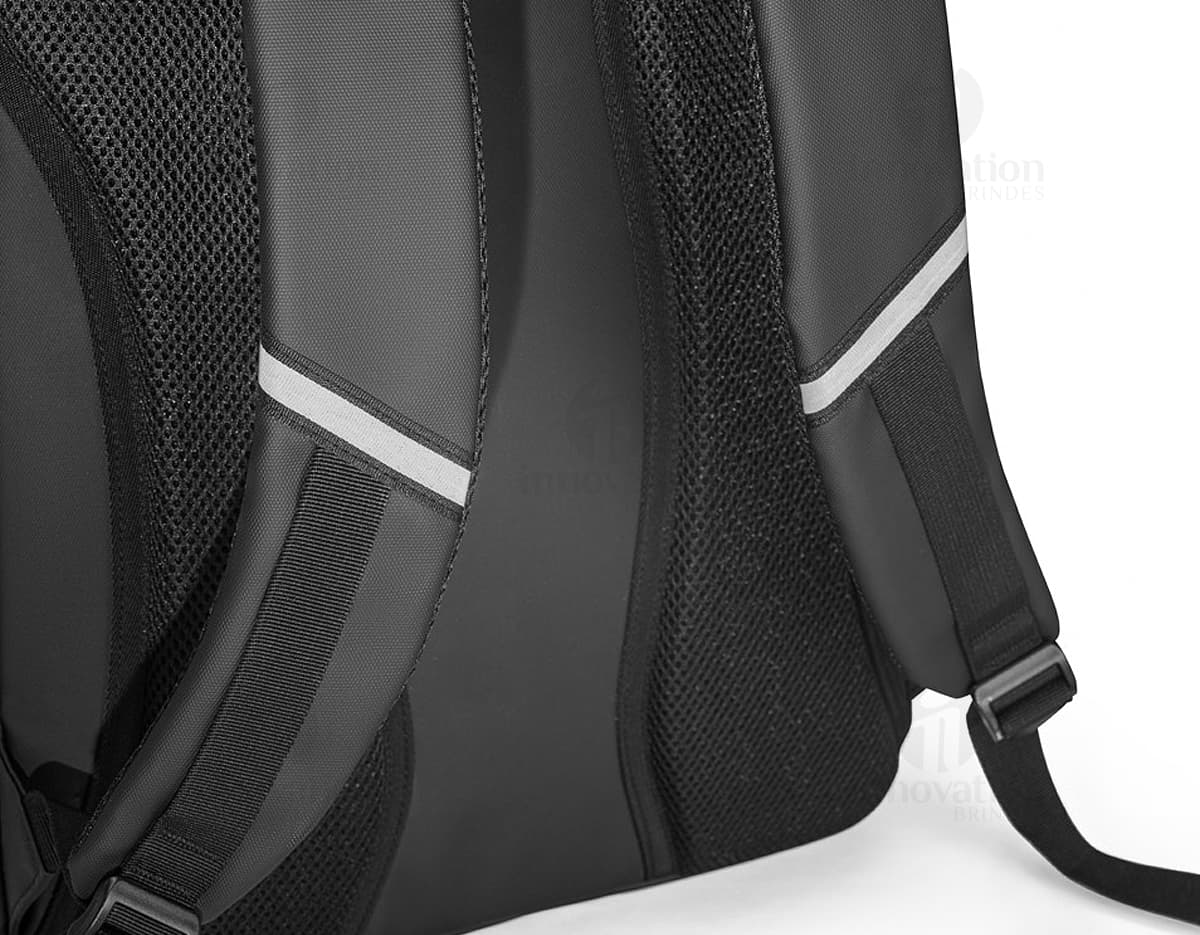 Mochila preta para notebook, com alças ajustáveis e bolso frontal com zíper.
