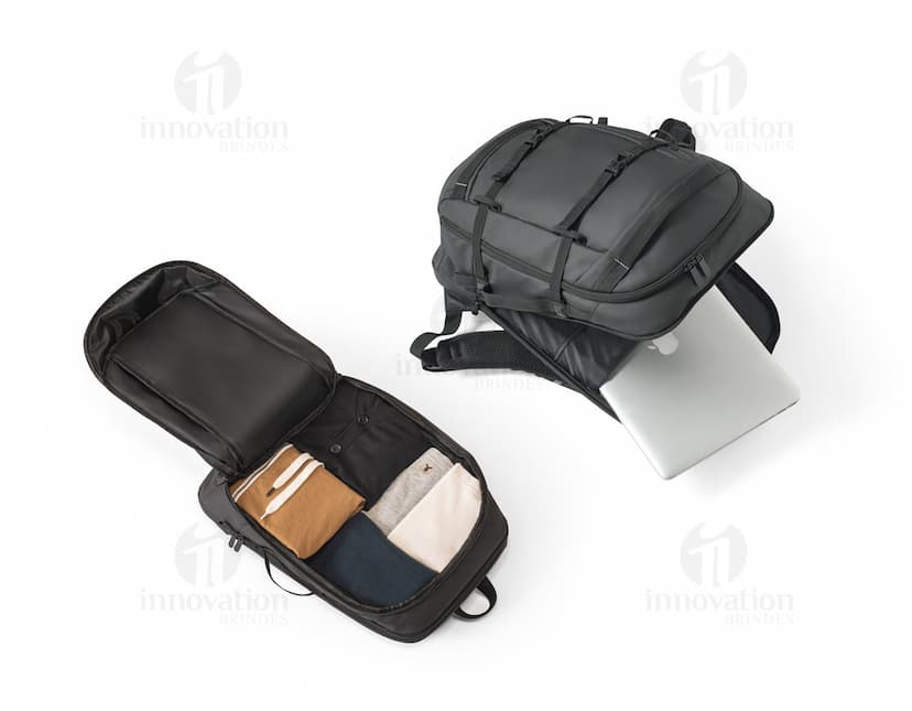 Mochila preta para notebook, com alças ajustáveis e bolso frontal com zíper.