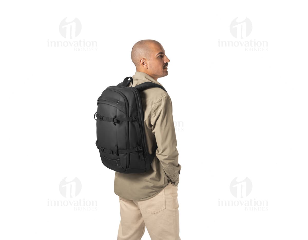 Mochila preta para notebook, com alças ajustáveis e bolso frontal com zíper.