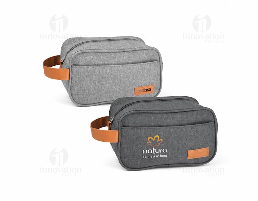 Bolsa para cosméticos de cor rosa, com zíper dourado e alça de mão.