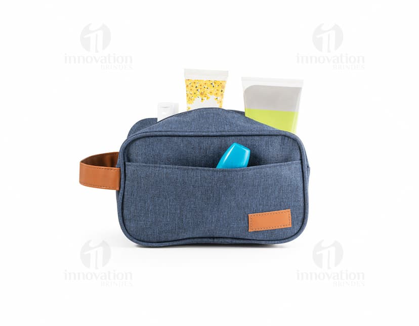 Bolsa para cosméticos de cor rosa, com zíper dourado e alça de mão.