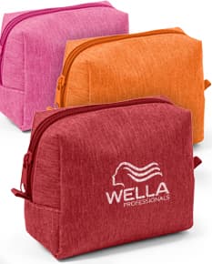 Bolsa para cosméticos preta com zíper e alça curta, contendo pincéis de maquiagem e batons organizados em seu interior.
