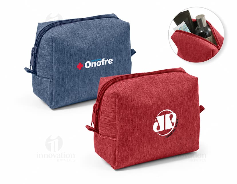 Bolsa para cosméticos preta com zíper e alça curta, contendo pincéis de maquiagem e batons organizados em seu interior.