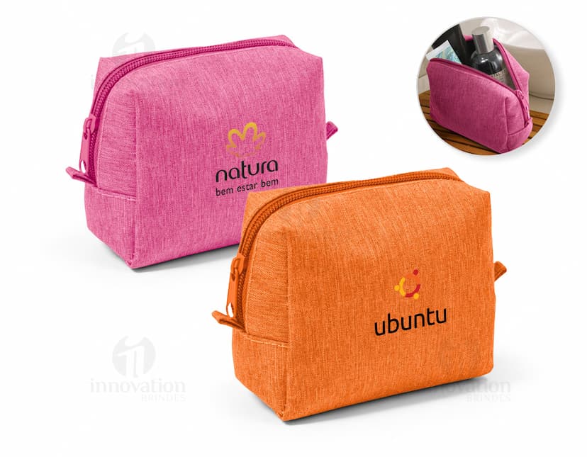 Bolsa para cosméticos preta com zíper e alça curta, contendo pincéis de maquiagem e batons organizados em seu interior.
