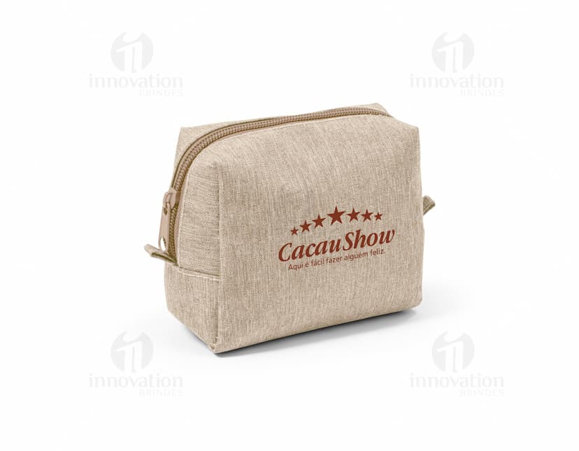 Bolsa para cosméticos preta com zíper e alça curta, contendo pincéis de maquiagem e batons organizados em seu interior.