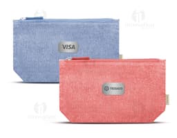 Borsa in cotone di colore beige, con manici corti e dettagli marroni. Presenta una tasca frontale con zip e una delicata