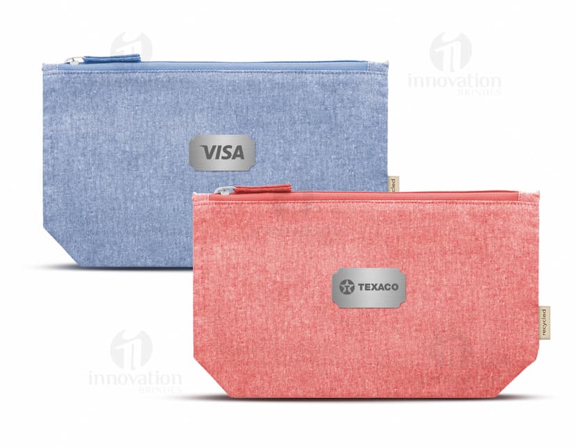 Bolsa de algodão em cor bege, com alças curtas e detalhes em marrom. Possui um bolso frontal com zíper e estampa floral delicada.