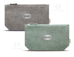 Borsa in cotone di colore beige, con manici corti e dettagli marroni. Presenta una tasca frontale con zip e una delicata