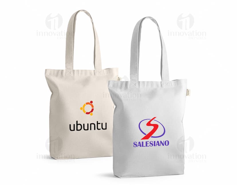 Sacola em 70 por cento algodão com alças pretas em fundo branco.