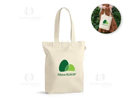 Sacola feita de 100% algodão, de cor neutra e com alças reforçadas.