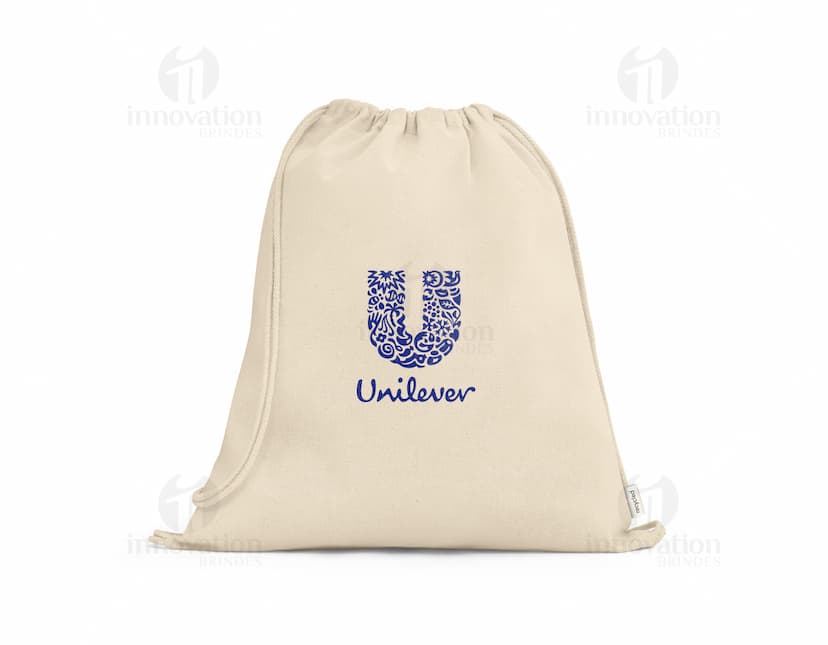 Sacola tipo mochila em cor lilás com alças ajustáveis e fecho de cordão.