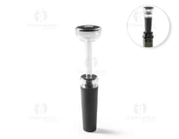 Rolha de vinho de madeira com detalhes de cortiça e metal.