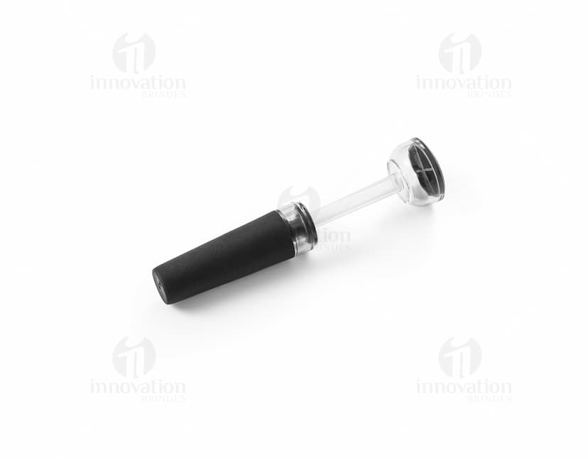 Rolha de vinho de madeira com detalhes de cortiça e metal.