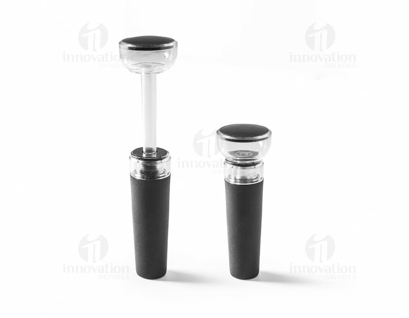 Rolha de vinho de madeira com detalhes de cortiça e metal.