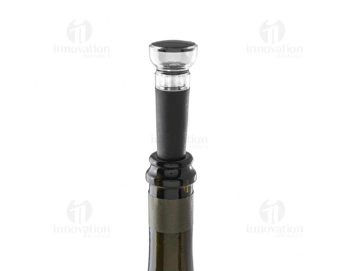 Rolha de vinho de madeira com detalhes de cortiça e metal.
