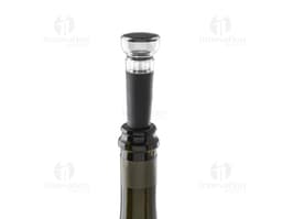 Rolha de vinho de madeira com detalhes de cortiça e metal.