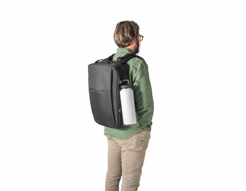 Garrafa em aço inoxidável ao ar livre, com tampa de rosca e design elegante.