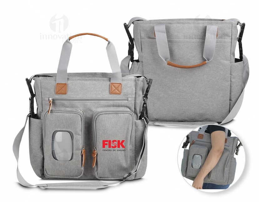 Bolsa multifuncional preta de couro, estilo moderno e elegante, com alça de mão e alça de ombro ajustável. Possui zíper, bolsos com fivela, fecho de metal e bolso interno. Ideal para viagens, trabalho ou uso casual.