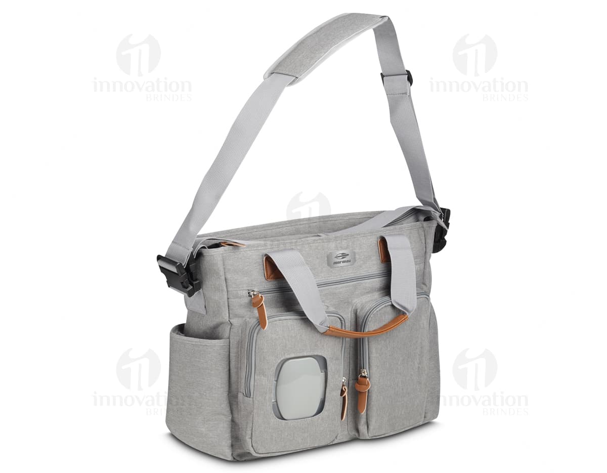 Bolsa multifuncional preta de couro, estilo moderno e elegante, com alça de mão e alça de ombro ajustável. Possui zíper, bolsos com fivela, fecho de metal e bolso interno. Ideal para viagens, trabalho ou uso casual.