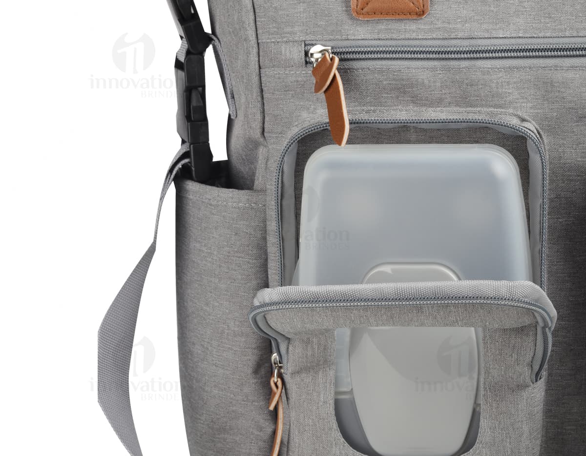 Bolsa multifuncional preta de couro, estilo moderno e elegante, com alça de mão e alça de ombro ajustável. Possui zíper, bolsos com fivela, fecho de metal e bolso interno. Ideal para viagens, trabalho ou uso casual.