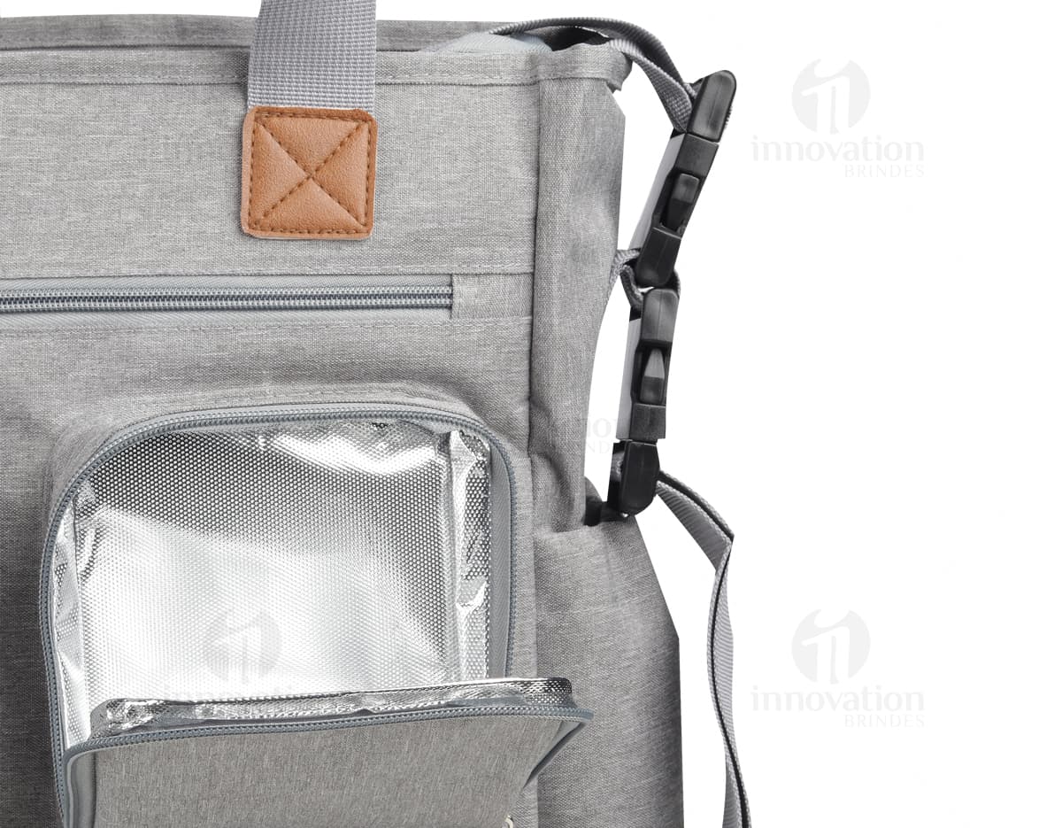 Bolsa multifuncional preta de couro, estilo moderno e elegante, com alça de mão e alça de ombro ajustável. Possui zíper, bolsos com fivela, fecho de metal e bolso interno. Ideal para viagens, trabalho ou uso casual.