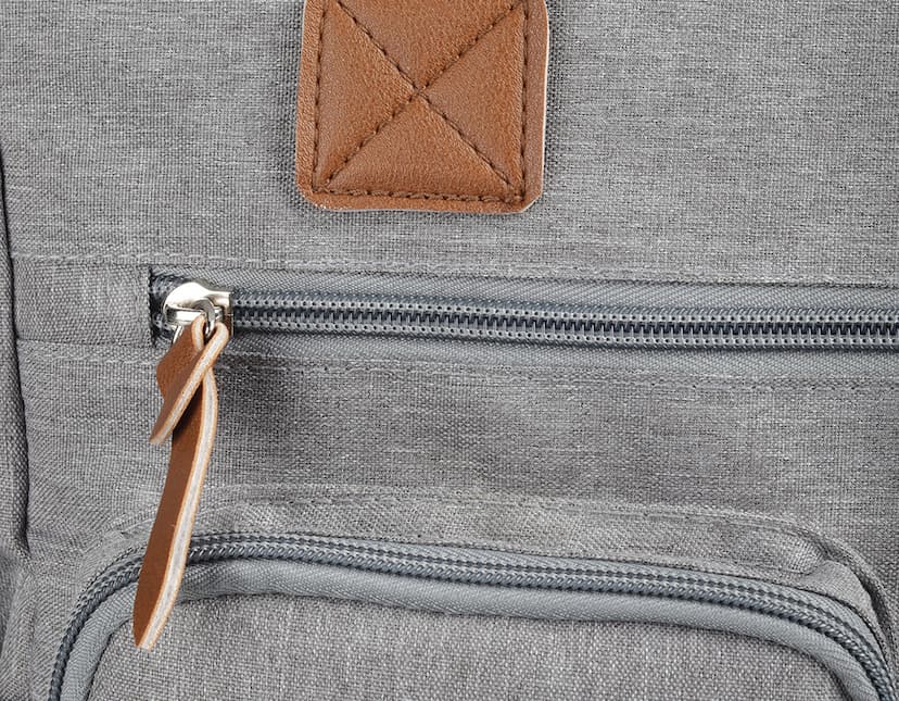 Bolsa multifuncional preta de couro, estilo moderno e elegante, com alça de mão e alça de ombro ajustável. Possui zíper, bolsos com fivela, fecho de metal e bolso interno. Ideal para viagens, trabalho ou uso casual.