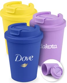 Copo plástico de 400ml, colorido em amarelo e preto, com tampa e alça para manuseio. O objeto é descartável e é utilizado para armazenar bebidas.