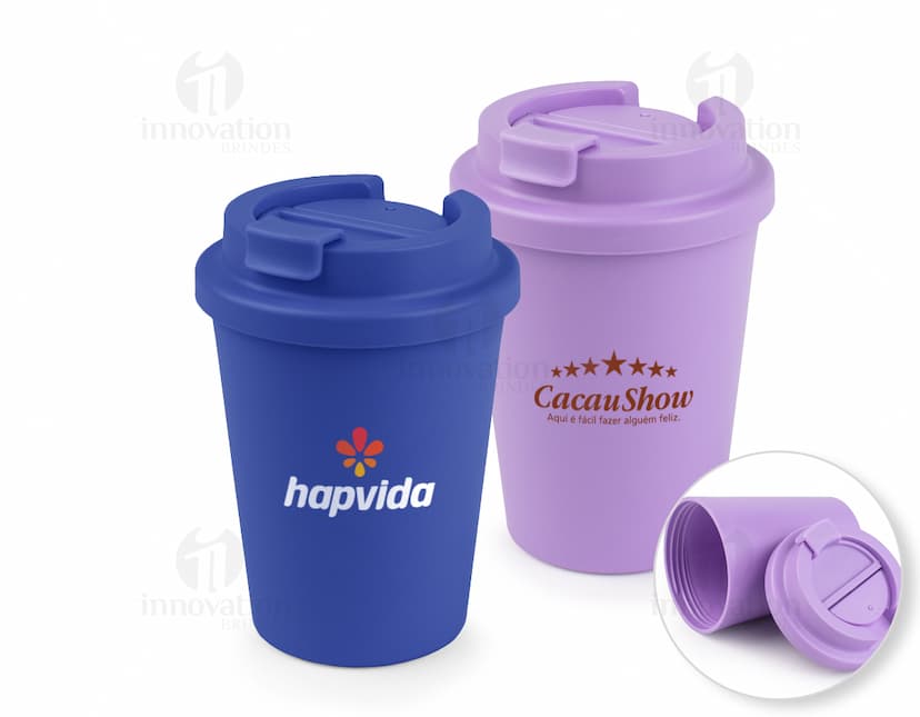 Copo plástico de 400ml, colorido em amarelo e preto, com tampa e alça para manuseio. O objeto é descartável e é utilizado para armazenar bebidas.