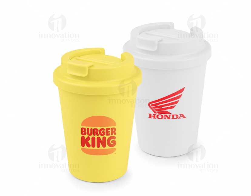 Copo plástico de 400ml, colorido em amarelo e preto, com tampa e alça para manuseio. O objeto é descartável e é utilizado para armazenar bebidas.