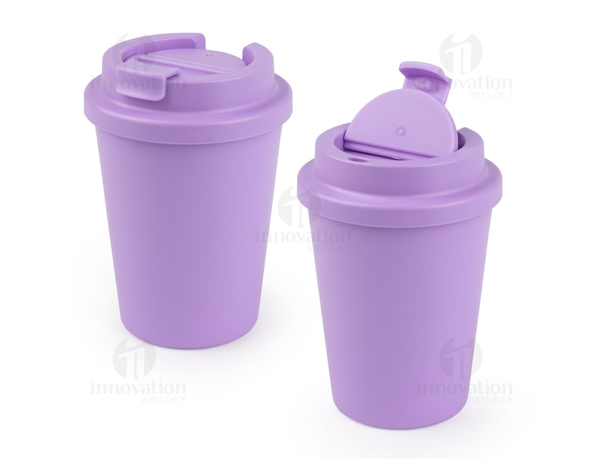 Copo plástico de 400ml, colorido em amarelo e preto, com tampa e alça para manuseio. O objeto é descartável e é utilizado para armazenar bebidas.