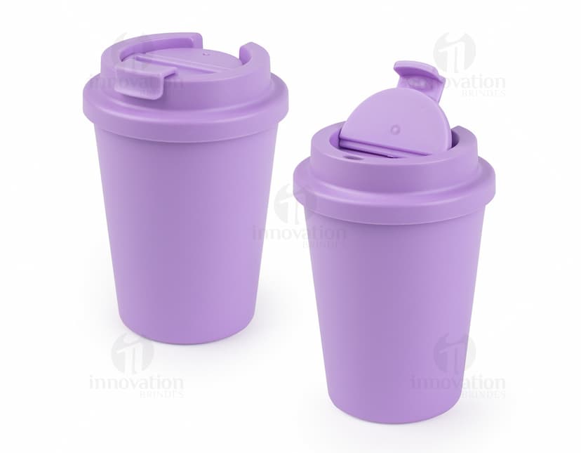 Copo plástico de 400ml, colorido em amarelo e preto, com tampa e alça para manuseio. O objeto é descartável e é utilizado para armazenar bebidas.