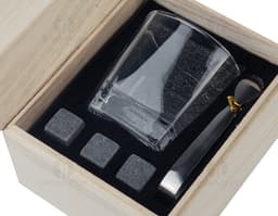 Kit Drink em uma caixa de papelão marrom. A embalagem está aberta e contém várias garrafas e copos empilhados. Ao redor da