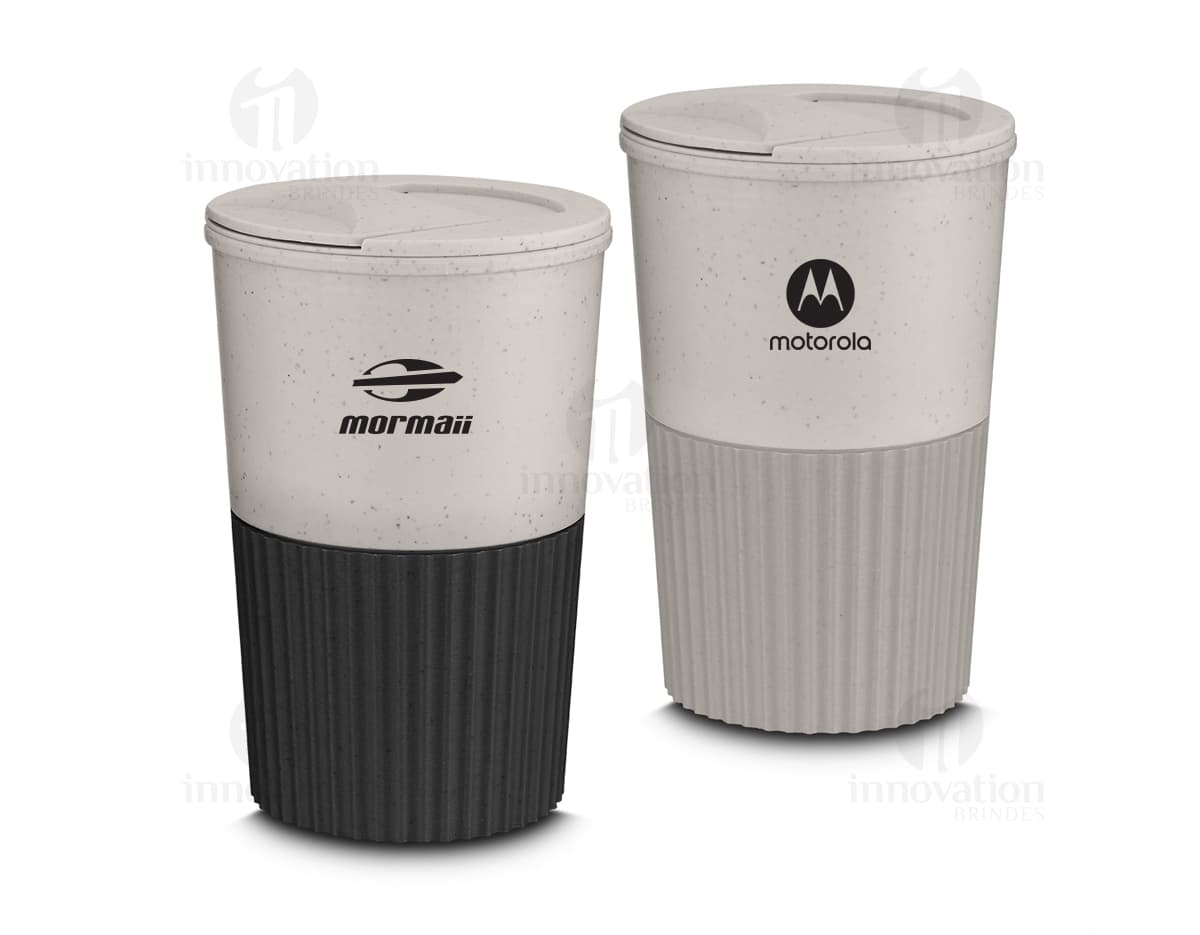 Copo plástico de 400ml em cor rosa, sem tampa, contendo líquido.