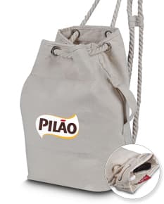 Uma sacola/mochila elegante e moderna em couro preto, perfeita para compras ou para carregar objetos. O design é minimalista e possui alças confortáveis para transporte.