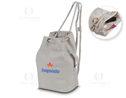 Uma sacola/mochila elegante e moderna em couro preto, perfeita para compras ou para carregar objetos. O design é minimalista