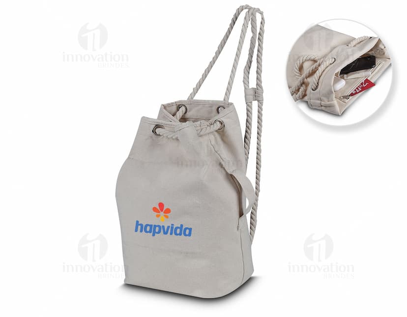 Uma sacola/mochila elegante e moderna em couro preto, perfeita para compras ou para carregar objetos. O design é minimalista e possui alças confortáveis para transporte.