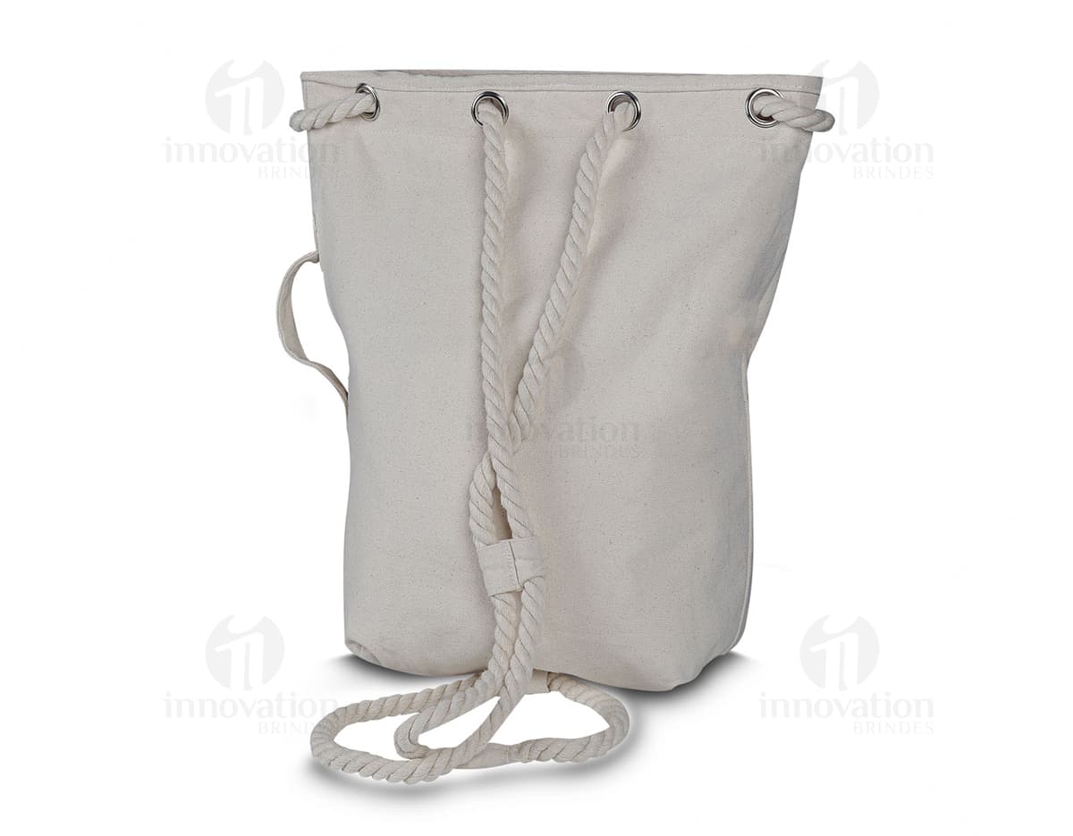 Uma sacola/mochila elegante e moderna em couro preto, perfeita para compras ou para carregar objetos. O design é minimalista e possui alças confortáveis para transporte.