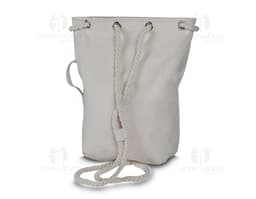 Uma sacola/mochila elegante e moderna em couro preto, perfeita para compras ou para carregar objetos. O design é minimalista