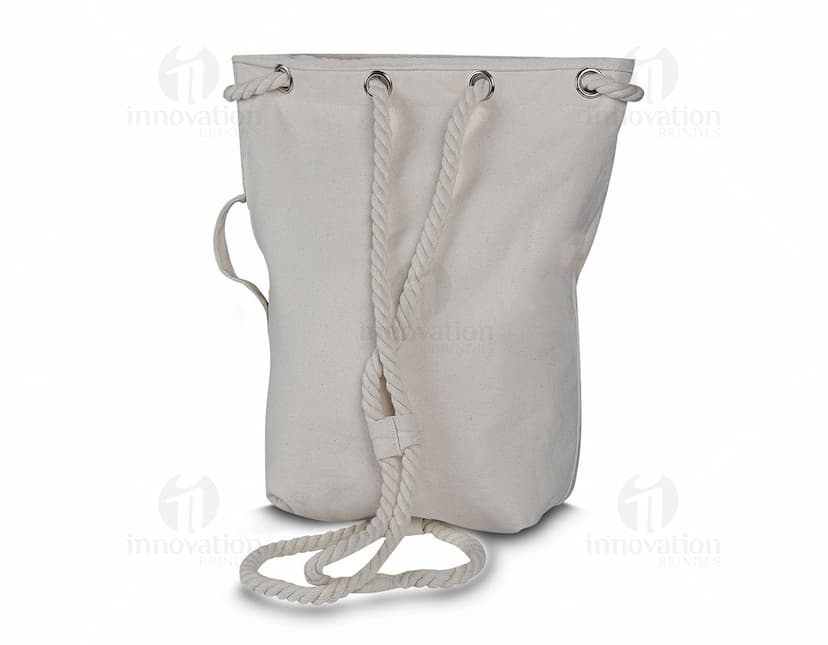 Uma sacola/mochila elegante e moderna em couro preto, perfeita para compras ou para carregar objetos. O design é minimalista e possui alças confortáveis para transporte.