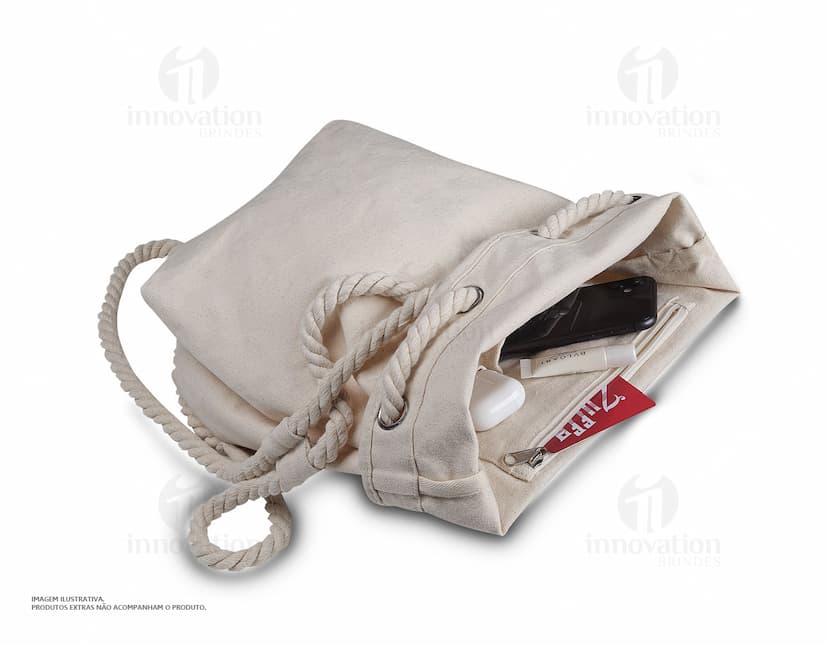 Uma sacola/mochila elegante e moderna em couro preto, perfeita para compras ou para carregar objetos. O design é minimalista e possui alças confortáveis para transporte.