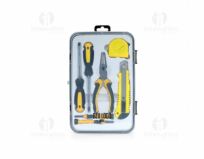 Kit ferramentas 7 peças, incluindo chave de fenda, chave inglesa, martelo, alicate, fita métrica, chave de fenda e furadeira. Feito de metal e plástico, ideal para trabalhos de reparo e construção. Cor amarela e preta, em uma caixa de ferramentas.