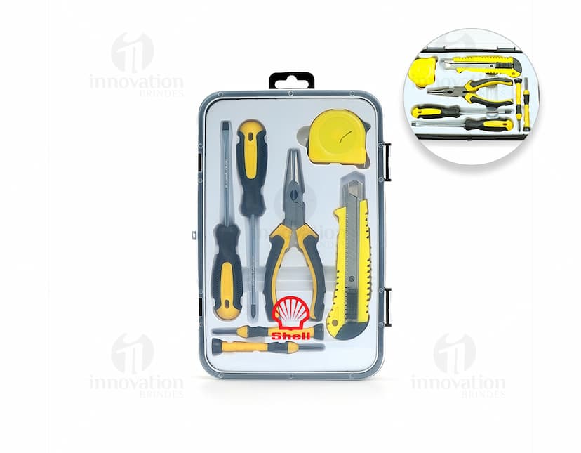 Kit ferramentas 7 peças, incluindo chave de fenda, chave inglesa, martelo, alicate, fita métrica, chave de fenda e furadeira. Feito de metal e plástico, ideal para trabalhos de reparo e construção. Cor amarela e preta, em uma caixa de ferramentas.