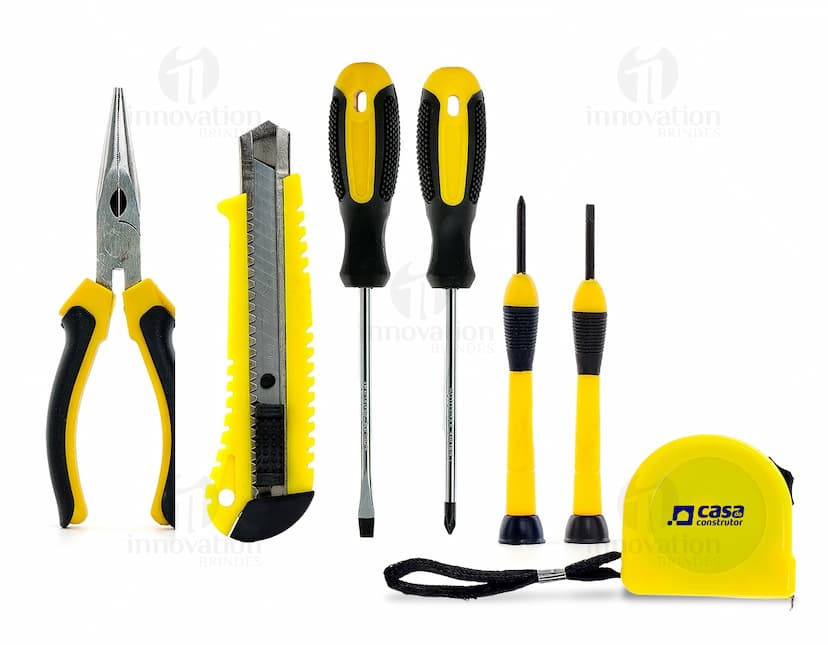 Kit ferramentas 7 peças, incluindo chave de fenda, chave inglesa, martelo, alicate, fita métrica, chave de fenda e furadeira. Feito de metal e plástico, ideal para trabalhos de reparo e construção. Cor amarela e preta, em uma caixa de ferramentas.