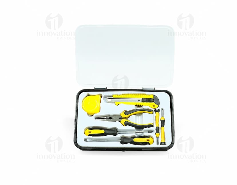 Kit ferramentas 7 peças, incluindo chave de fenda, chave inglesa, martelo, alicate, fita métrica, chave de fenda e furadeira. Feito de metal e plástico, ideal para trabalhos de reparo e construção. Cor amarela e preta, em uma caixa de ferramentas.