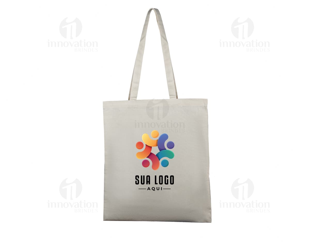 Bolsa de Algodão 180g/m² marrom e surpresa, vazia, com alça de plástico e design moderno, em um cenário de estúdio luxuoso.