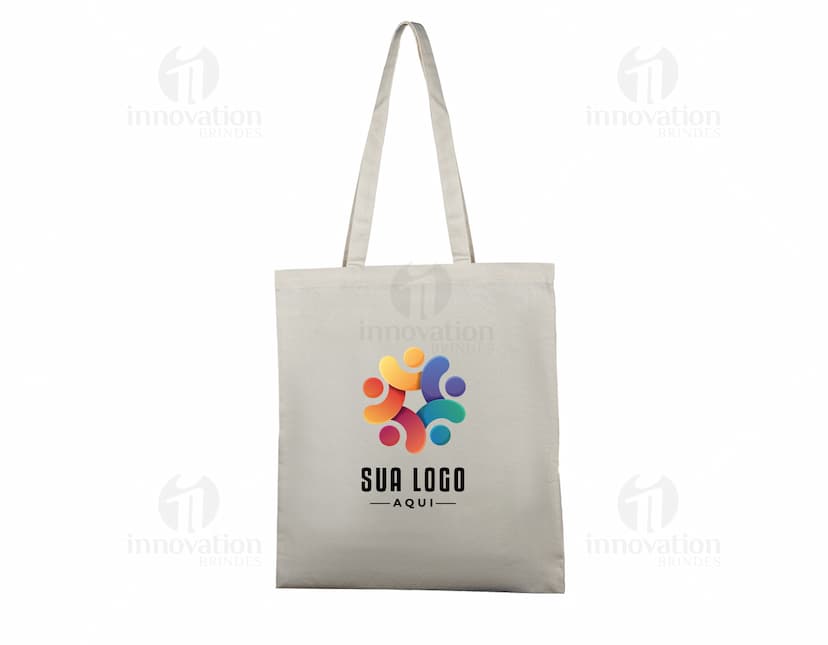 Bolsa de Algodão 180g/m² marrom e surpresa, vazia, com alça de plástico e design moderno, em um cenário de estúdio luxuoso.