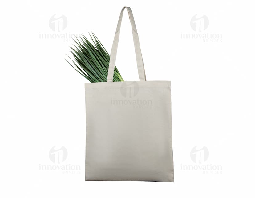 Bolsa de Algodão 180g/m² marrom e surpresa, vazia, com alça de plástico e design moderno, em um cenário de estúdio luxuoso.