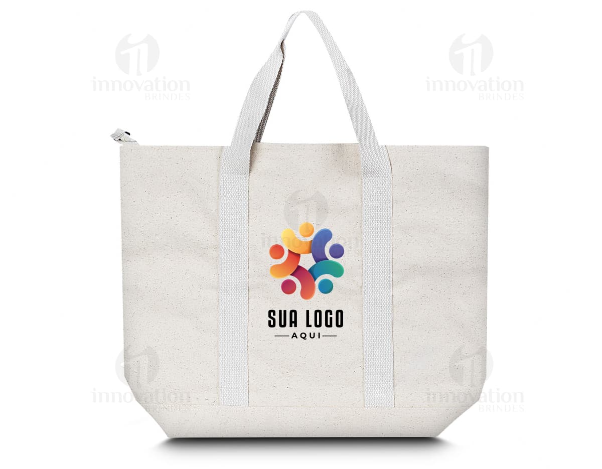 Bolsa de algodão marrom, estilo vintage, textura de papel envelhecido. A embalagem está vazia e aberta, com alça de couro. Ideal para compras e presente. Meio suja e manchada, transmitindo um ar de elegância e sofisticação.