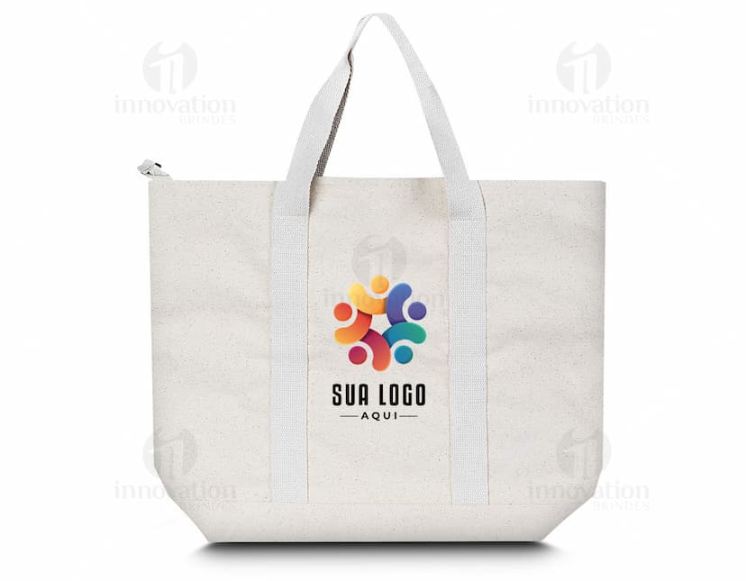 Bolsa de algodão marrom, estilo vintage, textura de papel envelhecido. A embalagem está vazia e aberta, com alça de couro. Ideal para compras e presente. Meio suja e manchada, transmitindo um ar de elegância e sofisticação.
